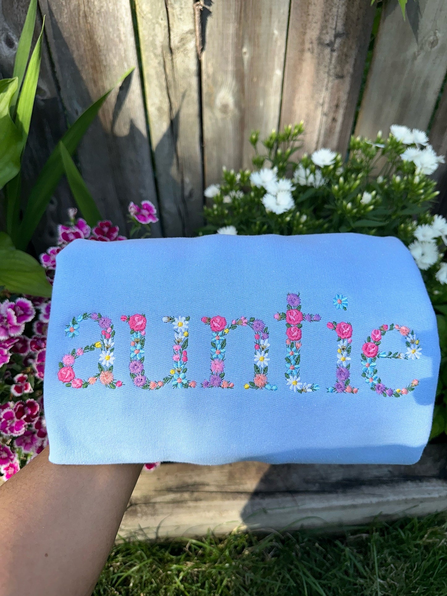 Auntie Sweatshirt, Floral Auntie Sweatshirt, Gift for Aunt, Aunt Sweatshirt, New Aunt Gift, Embroidered Floral Sweatshirt, Aunt Gift