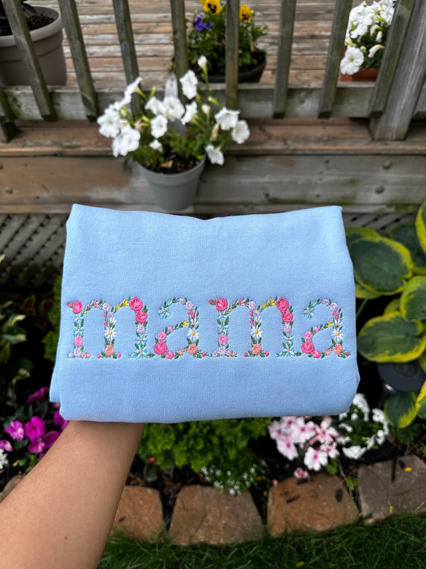 Mama Sweatshirt, Floral Mama Sweatshirt, Gift for Mama, mama Sweatshirt, New mama Gift, Embroidered Floral Sweatshirt, Mama Gift